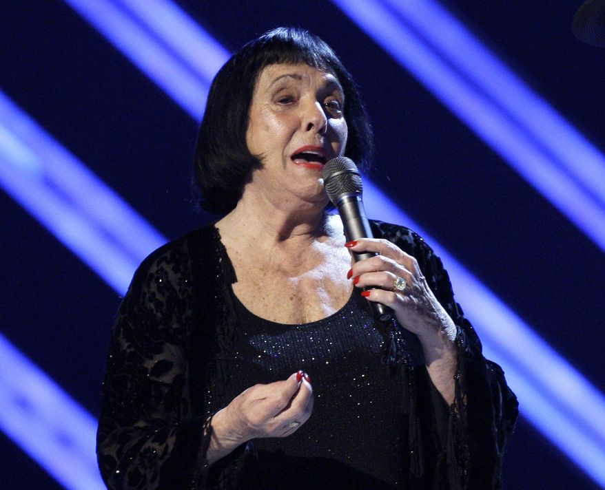 FILE - In this Feb. 10, 2008 file photo, Keely Smith presents an award at the 50th Annual Grammy Awards in Los Angeles. Smith, a pop and jazz singer known for her solo recordings of jazz standards as well as her musical partnership with Louis Prima, died Saturday, Dec. 16, 2017, of apparent heart failure in Palm Springs at the age of 89. (AP Photo/Kevork Djansezian, File)