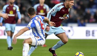 Burnley&#39;s Jeff Hendrick, right, and Huddersfield Town&#39;s Jonathan Hogg battle for the ball during the English Premier League soccer match at John Smith&#39;s Stadium, Huddersfield, England, Saturday Dec. 30, 2017. (Anthony Devlin/PA via AP)