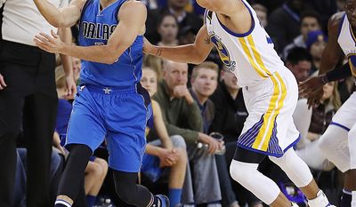 Dallas Mavericks guard Seth Curry and Golden State Warriors guard Stephen Curry, (AP Photo)