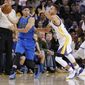 Dallas Mavericks guard Seth Curry and Golden State Warriors guard Stephen Curry, (AP Photo)