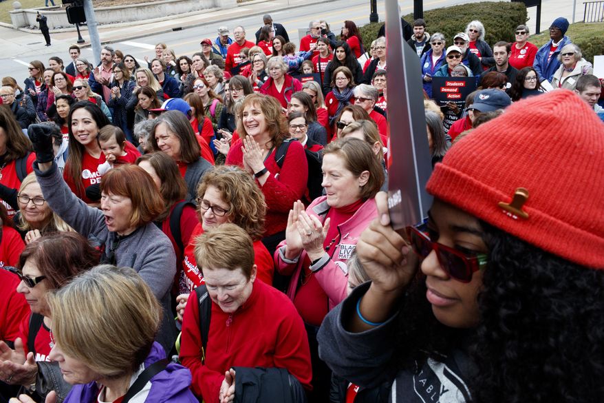 Gun legislation supporters rally outside the State Capitol ahead of the House's plan to hold votes on several gun control proposals Wednesday Feb. 28, 2018, in Springfield, Ill. (Armando L. Sanchez/Chicago Tribune)