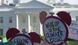 Protesters gather outside the White House in Washington, Thursday, June 1, 2017, to protest President Donald Trump&#39;s decision to withdraw the Unites States from the Paris climate change accord. (AP Photo/Susan Walsh)