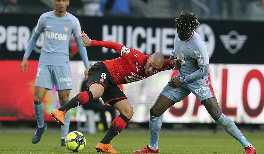 Rennes&#39; Wahbi Khazri, center, challenges for the ball with Monaco&#39;s Kevin Ndoram during their French League One soccer match in Rennes, western France, Wednesday, April 4, 2018.(AP Photo/David Vincent)