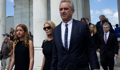 Robert F. Kennedy, Jr. and his wife, Cheryl Hines, (center) honor the anniversary of Robert F. Kennedy&#39;s death. Kennedy was presidential candidate.