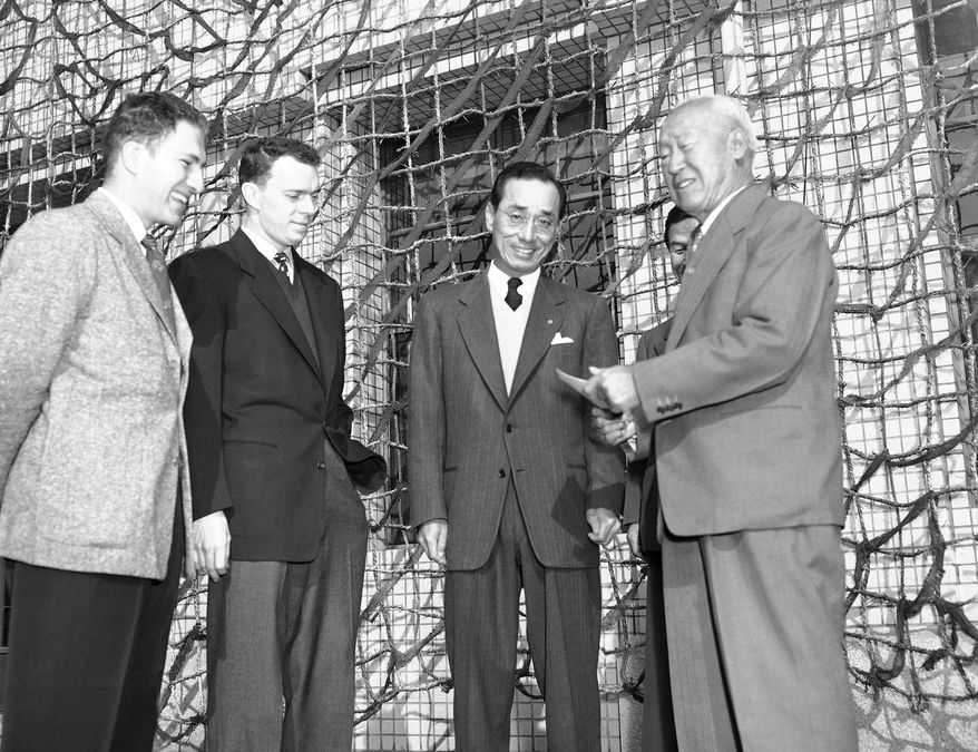 FILE - In this Jan. 11, 1955 file photo, President Syngman Rhee, head of the Republic of Korea, reacts to the first Associated Press radiophotos directly received in Seoul shown to him by Kim Dong Joon, President of the Korean Pacific Press. From left to right are Associated Press staffer Murray Fromson, Photo editor George Sweers, Kim Dong Joon and President Syngman Rhee. Fromson, a longtime CBS News correspondent and former Associated Press reporter, known for his work during the Korean and Vietnam wars, has died. He was 88. His son, Derek Fromson, says he died Saturday morning in Los Angeles. (AP Photo, File)