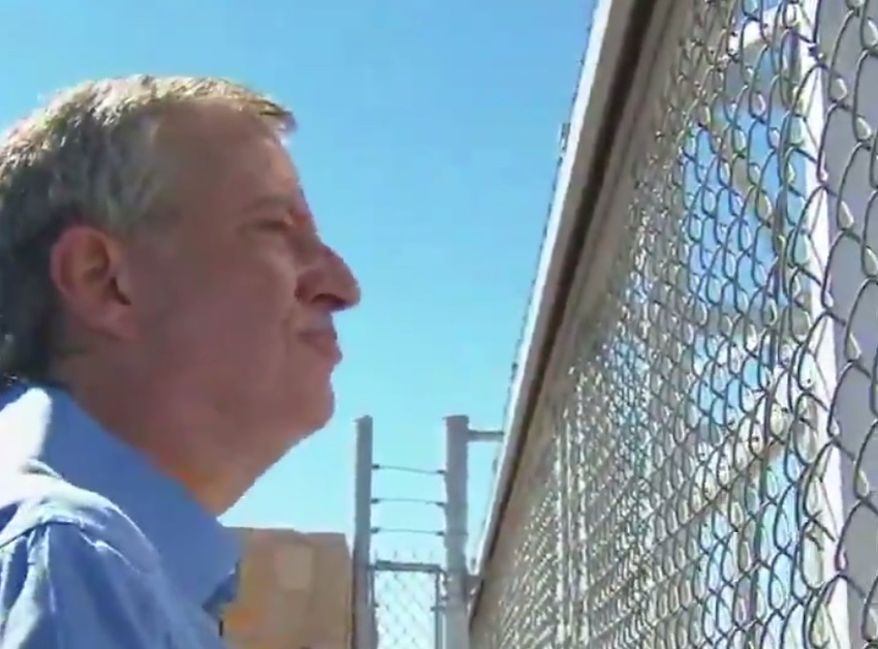 New York City Mayor Bill de Blasio stands outside a holding facility for children of illegal immigrants in Tornillo, Texas, June 21, 2018. (Image: Twitter, ABC-7 New York, video screenshot)