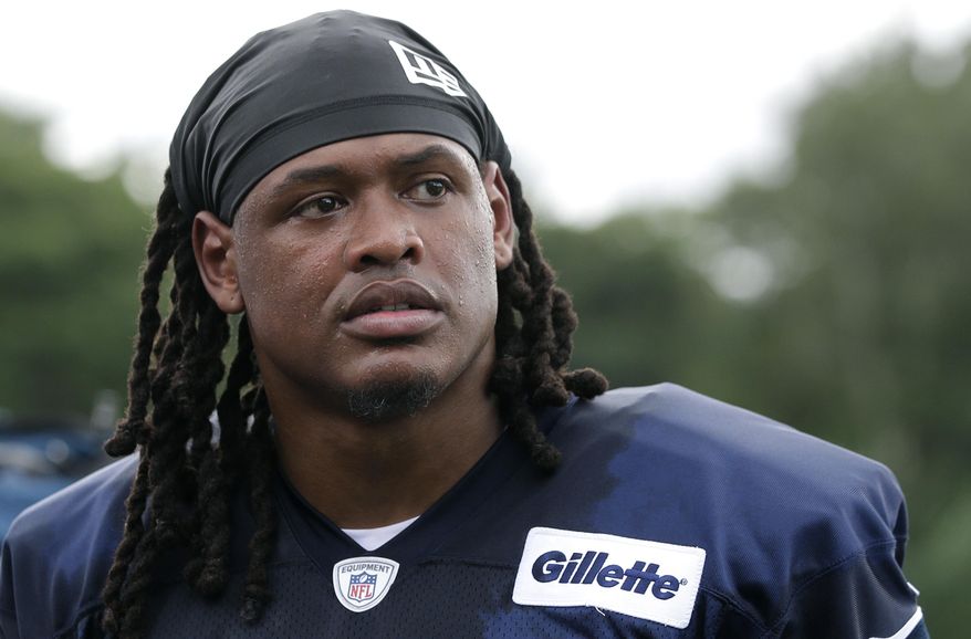 New England Patriots linebacker Dont'a Hightower steps off the field following NFL football practice, Thursday, July 26, 2018, in Foxborough, Mass. (AP Photo/Steven Senne)