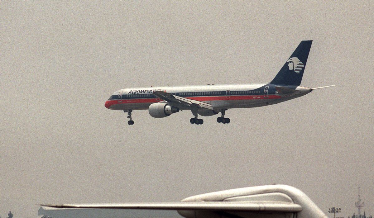 NextImg:Other passengers support man who opened emergency exit, walked on wing of plane