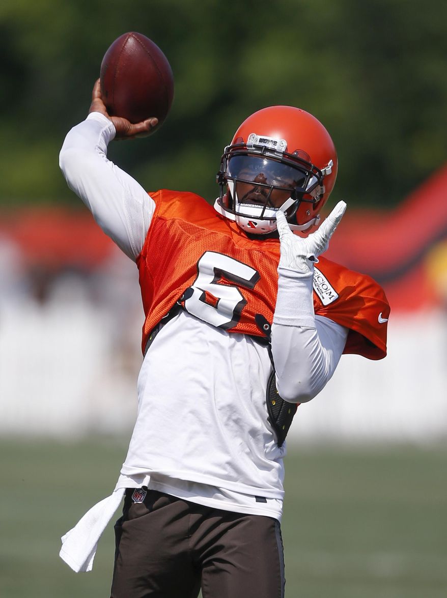 Cleveland Browns quarterback Tyrod Taylor throws a pass during NFL football training camp Tuesday, Aug. 14, 2018, in Berea, Ohio. (AP Photo/Ron Schwane)