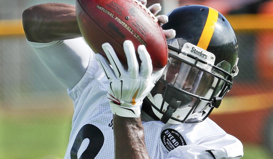 Pittsburgh Steelers wide receiver Antonio Brown makes a catch during drills at practice during NFL football training camp in Latrobe, Pa., Monday, Aug. 13, 2018 . (AP Photo/Keith Srakocic)