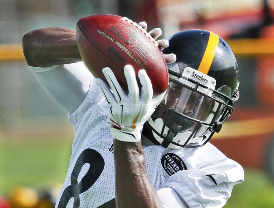 Pittsburgh Steelers wide receiver Antonio Brown makes a catch during drills at practice during NFL football training camp in Latrobe, Pa., Monday, Aug. 13, 2018 . (AP Photo/Keith Srakocic)