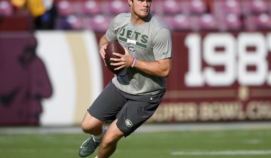 New York Jets quarterback Sam Darnold warms up for the team's NFL football preseason game against the Washington Redskins, Thursday, Aug. 16, 2018, in Landover, Md. (AP Photo/Nick Wass)