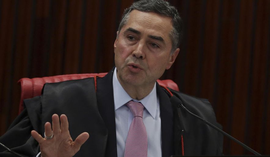 Brazil's Minister of the Superior Electoral Court Luis Roberto Barroso speaks during a the trial against the candidacy of jailed former president da Luis Inacio Lula da Silva, in Brasilia, Brazil, Friday, Aug. 31, 2018. Brazil's general elections will be held on October 7. (AP Photo/Eraldo Peres)
