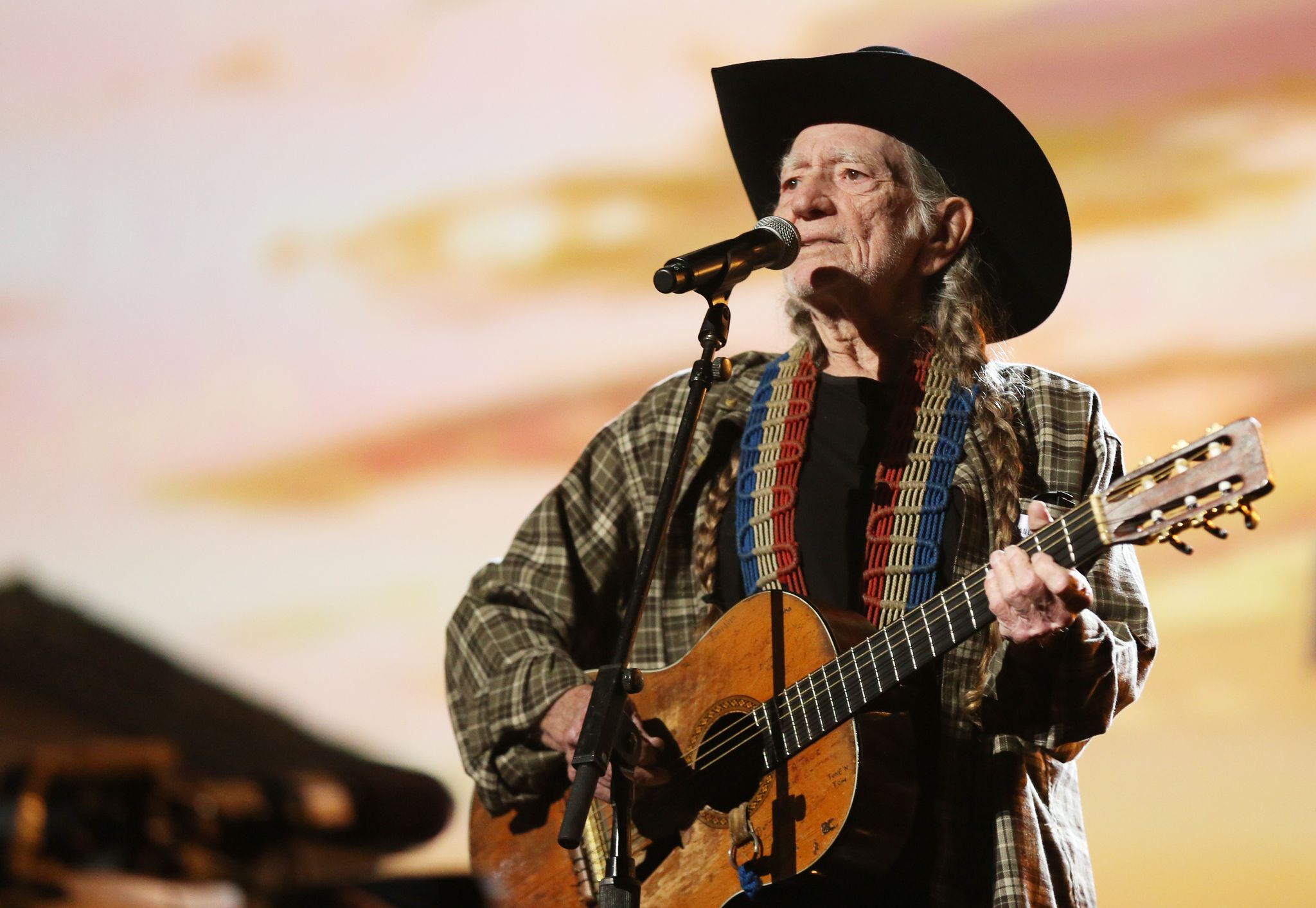 Willie Nelson support for Beto O’Rourke sparks conservative backlash