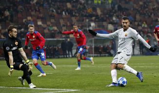 Roma midfielder Lorenzo Pellegrini, right, scores his side&#39;s second goal during a Group G Champions League soccer match between CSKA Moscow and Roma at the Luzhniki Stadium in Moscow, Wednesday, Nov. 7, 2018. (AP Photo/Alexander Zemlianichenko)