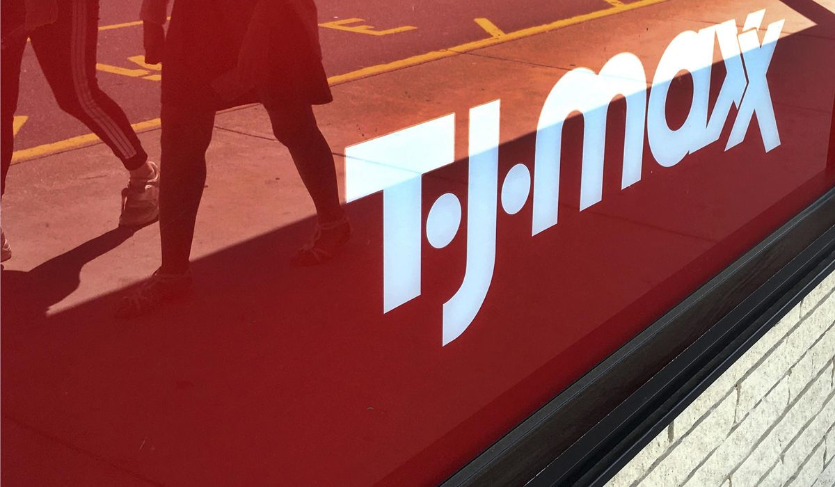 NextImg:Deer on shopping spree: Crashes through window at TJ Maxx in Maine