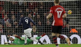Manchester United&#39;s Romelu Lukaku, center, scores his side&#39;s opening goal during the English Premier League soccer match between Southampton and Manchester United at St Mary&#39;s stadium in Southampton, England Saturday, Dec. 1, 2018. (AP Photo/Kirsty Wigglesworth)