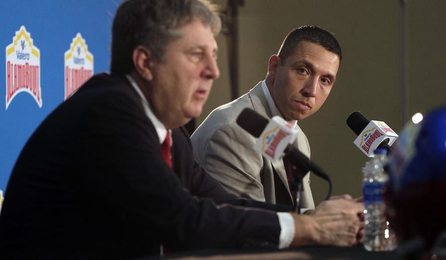 Iowa State head coach Matt Campbell, right, listens to Washington State head coach Mike Leach, left, during a news conference, Thursday, Dec. 27, 2018, in San Antonio. Iowa State is set to play Washington State in Friday's NCAA college football Alamo Bowl. (AP Photo/Eric Gay)