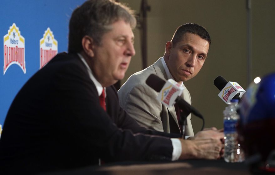 Iowa State head coach Matt Campbell, right, listens to Washington State head coach Mike Leach, left, during a news conference, Thursday, Dec. 27, 2018, in San Antonio. Iowa State is set to play Washington State in Friday's NCAA college football Alamo Bowl. (AP Photo/Eric Gay)