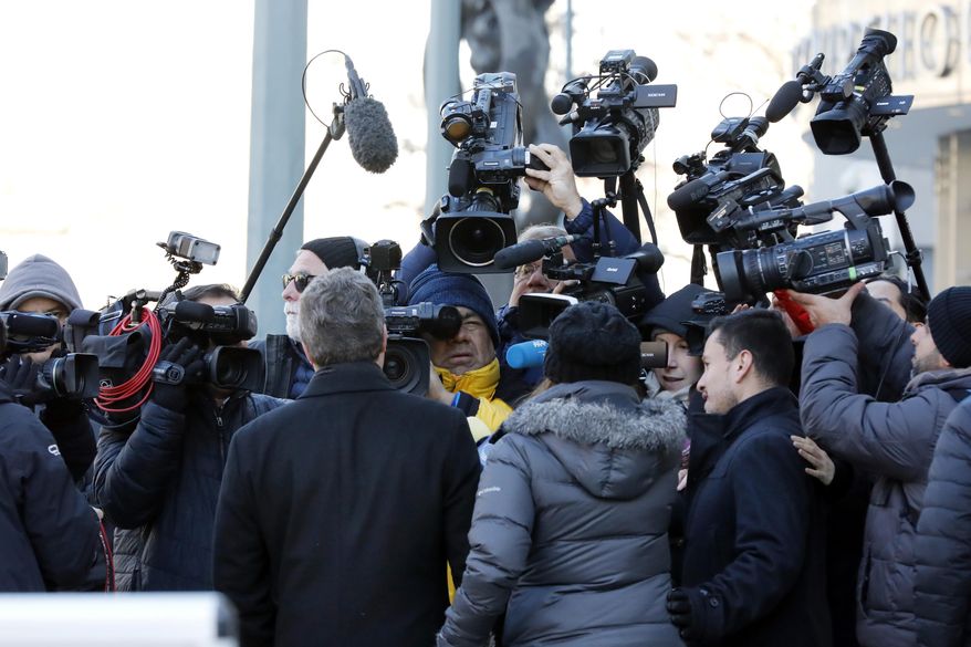 Jeffrey Lichtman, foreground left, a defense attorney for Joaquin "El Chapo" Guzman, arrives at federal court, in New York, Wednesday, Feb. 6, 2019. A jury is deliberating at the U.S. trial of the infamous Mexican drug lord. (AP Photo/Richard Drew)