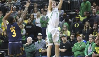 Oregon&#39;s Payton Pritchard, right, shoots a 3-pointerover California&#39;s Paris Austin, left, during the first half of an NCAA college basketball game Wednesday, Feb. 6, 2019, in Eugene, Ore. (AP Photo/Chris Pietsch)