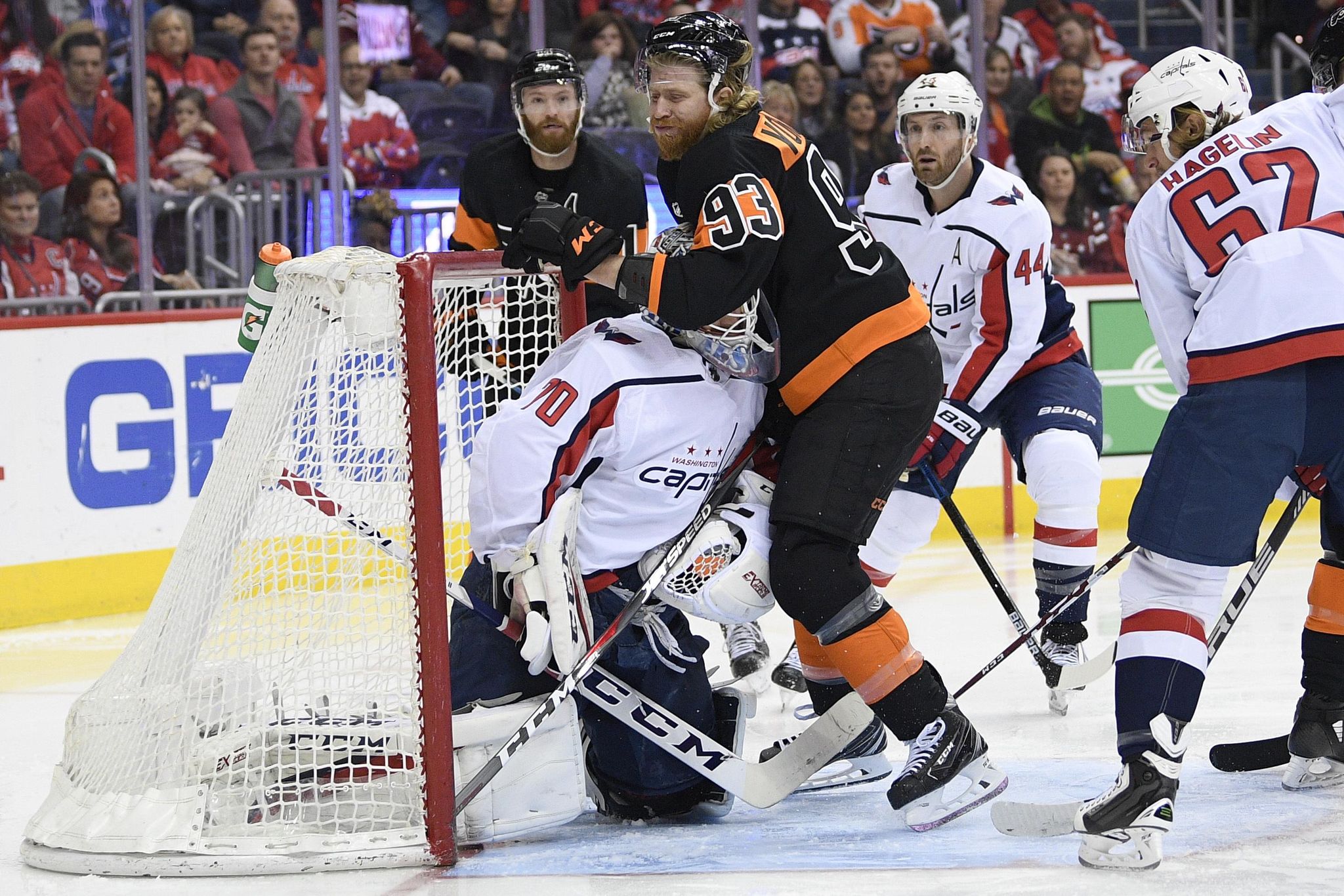 Holtby sharp as Capitals beat Flyers to end losing streak