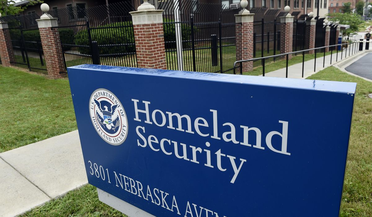 NextImg:DHS deportation officer arrested migrant as a favor to fraudster, say federal prosecutors