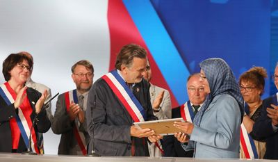Mayor Legaret presented a plaque to Ms. Zohreh Akhyani, PMOI/MEK Secretary General (2011-2017), declaring Paris&#x27; 1st District as a sister city of Ashraf.