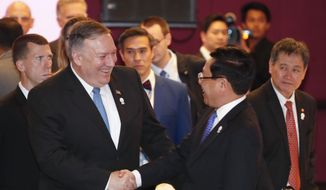 U.S. Secretary of State Mike Pompeo, left, shakes hands with Vietnam&#39;s Deputy Prime Minister and Foreign Minister Phạm Binh Minh as ASEAN Secretary-General Dato Lim Jock Hoi, right, looks on, ahead of the ministerial meeting between Association of Southeast Asian Nations (ASEAN) Foreign Ministers&#39; and the U.S. in Bangkok, Thailand, Thursday, Aug 1, 2019. (AP Photo/Gemunu Amarasinghe)