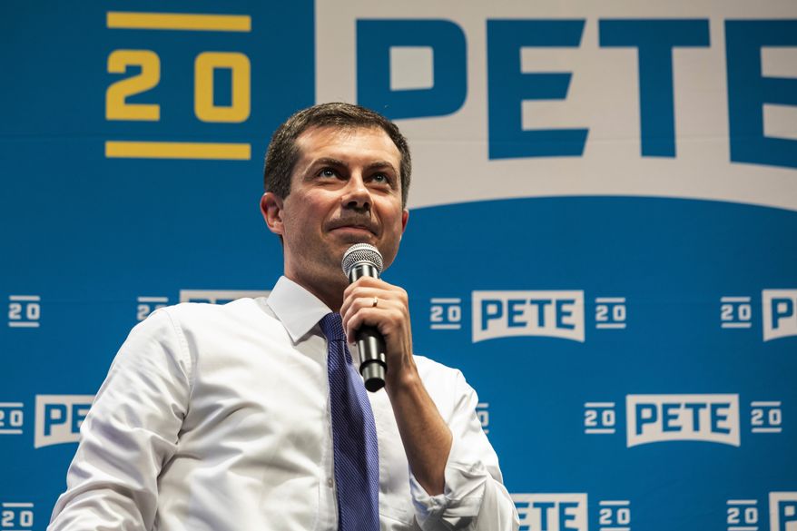 Democratic presidential candidate South Bend Mayor Pete Buttigieg hosts a "grassroots event" at Harold Washington Cultural Center on Chicago's South Side, Tuesday, Aug. 20, 2019. (Ashlee Rezin Garcia/Chicago Sun-Times via AP)