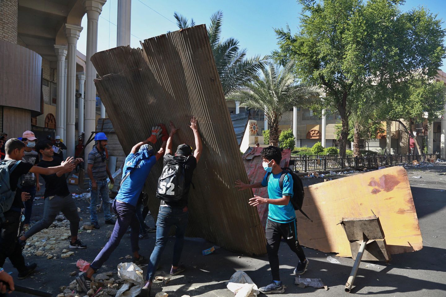 Iraklı protestocular Bağdat'ta parlamentoyu bastı, oturma eylemi yaptı