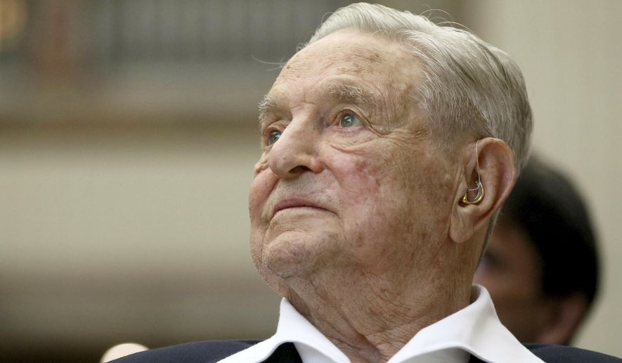 George Soros, Gründer und Vorsitzender der Open Society Foundations, schaut vor der Joseph A. Schumpeter Preisverleihung in Wien, Österreich.  (AP Foto/Ronald Zak, Datei)