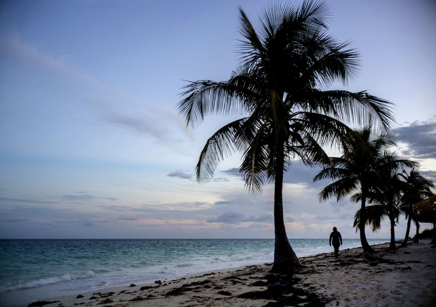 Mueren 3 turistas estadounidenses en hotel de Bahamas tras enfermarse