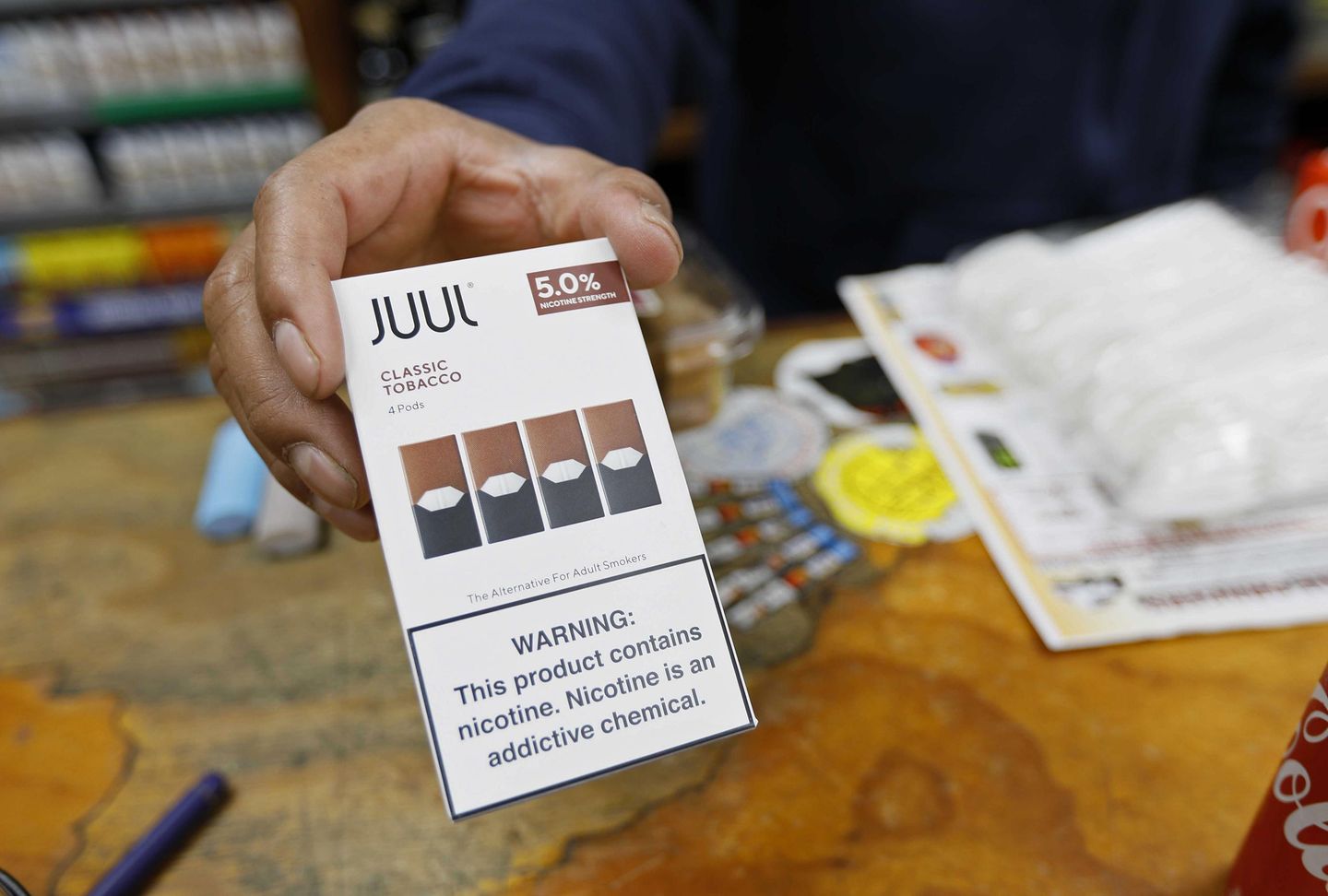 La FDA prohíbe los cigarrillos electrónicos Juul relacionados con el aumento del vapeo entre adolescentes