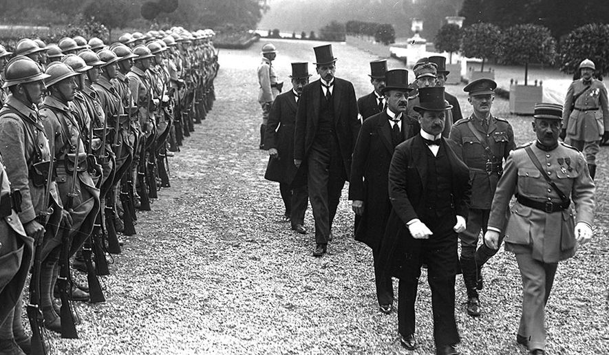Arrival of the two signatories, Ágost Benárd and Alfréd Drasche-Lázár, on 4 June 1920 at the Grand Trianon Palace in Versailles (public domain)