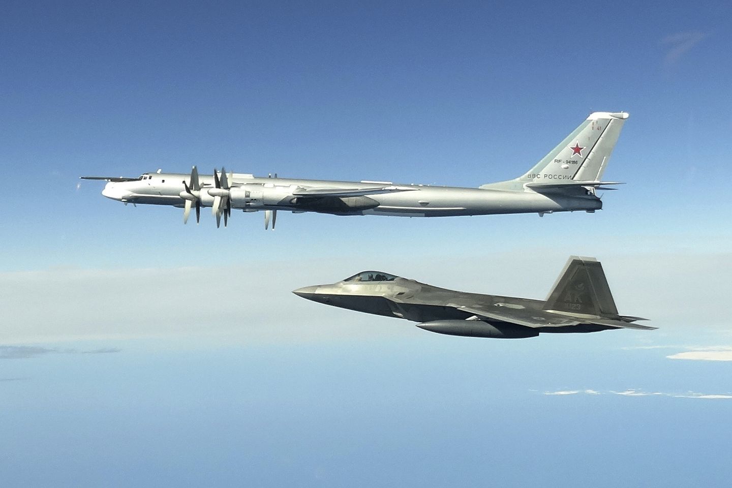 ABD, Alaska yakınlarında uçan Rus bombardıman uçaklarını takip ediyor