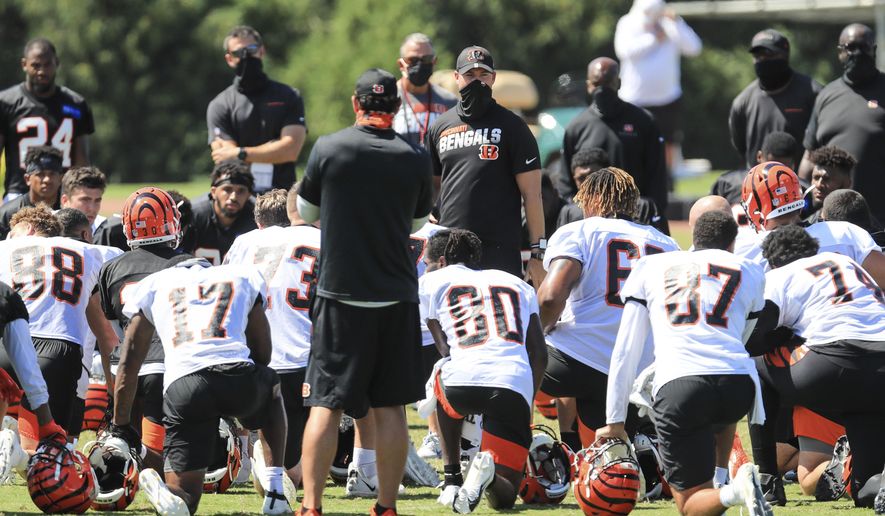 Cincinnati Bengals' head coach Zac Taylor, center, talks with his team after an NFL football camp practice in Cincinnati, Monday, Aug. 17, 2020. (AP Photo/Aaron Doster)