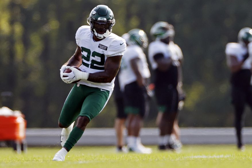 New York Jets running back La'Mical Perine runs with the ball during a practice at the NFL football team's training camp in Florham Park, N.J., Tuesday, Aug. 25, 2020. (AP Photo/Adam Hunger)