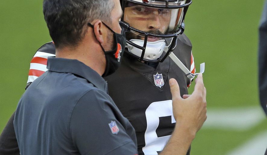 Cleveland Browns head coach Kevin Stefanski, left, talks to quarterback Baker Mayfield before an NFL football scrimmage at FirstEnergy Stadium in Cleveland, Friday, Sept. 4, 2020. (Joshua Gunter/Cleveland.com via AP)