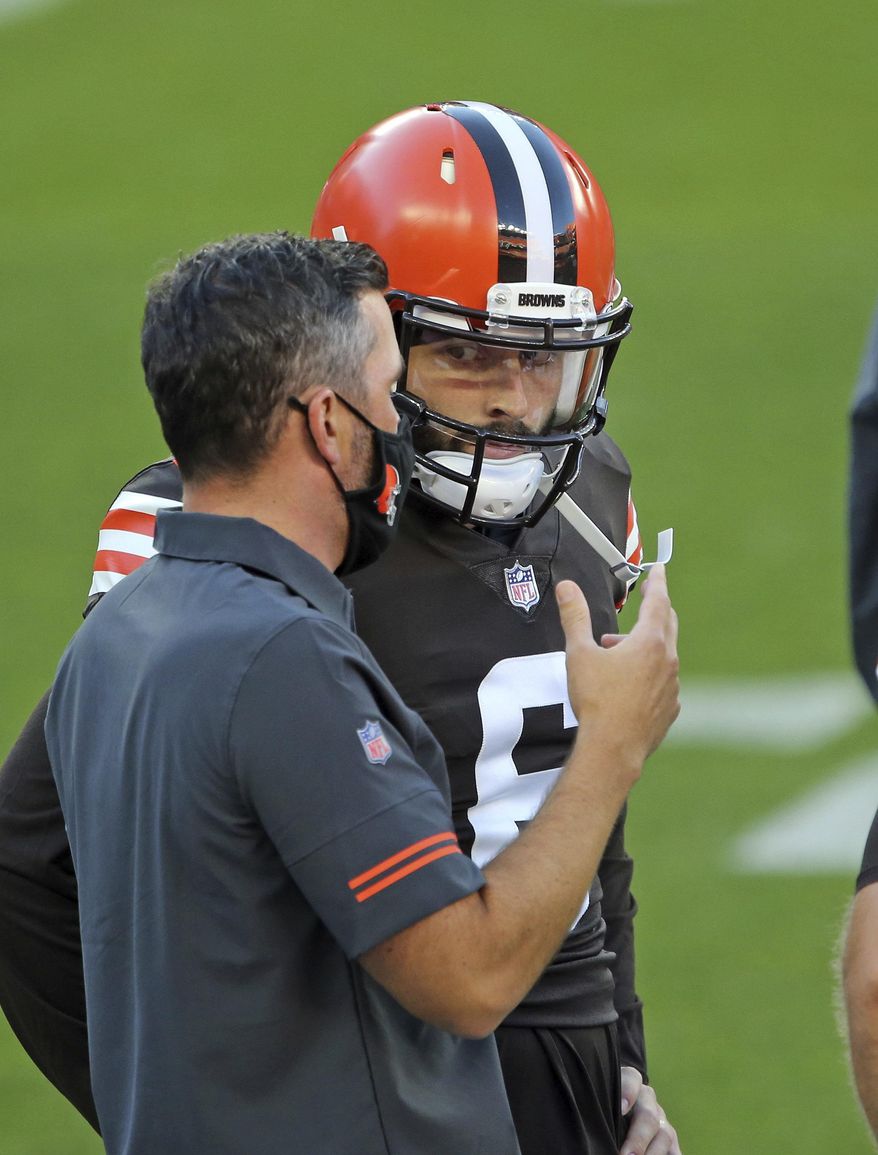 Cleveland Browns head coach Kevin Stefanski, left, talks to quarterback Baker Mayfield before an NFL football scrimmage at FirstEnergy Stadium in Cleveland, Friday, Sept. 4, 2020. (Joshua Gunter/Cleveland.com via AP)