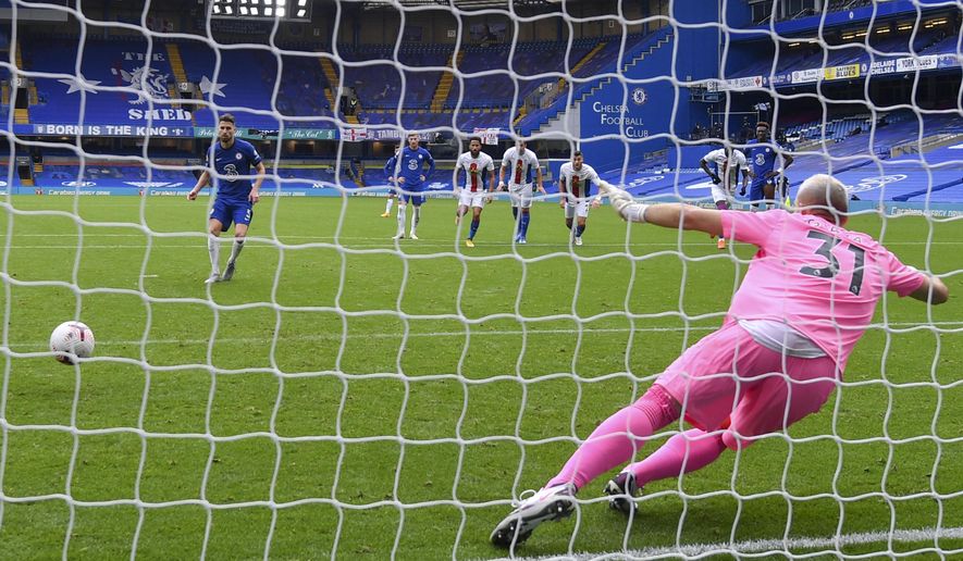 Chelsea&#39;s Jorginho, left, scores his side&#39;s third goal on a penalty kick during an English Premier League soccer match between Chelsea and Crystal Palace at Stamford Bridge stadium in London, Saturday, Oct. 3, 2020. (Mike Hewitt/ Pool via AP)