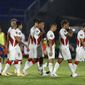 Peru&#39;s soccer players leave the field at the end of the first half during a qualifying soccer match for the FIFA World Cup Qatar 2022 against Paraguay at the Defensores del Chaco stadium, in Asuncion, Paraguay, Thursday, Oct.8, 2020. (AP Photo/Jorge Saenz)