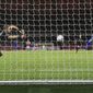 Leicester&#x27;s Jamie Vardy, right, heads the ball past Arsenal&#x27;s goalkeeper Bernd Leno to score his team&#x27;s goal during the English Premier League soccer match between Arsenal and Leicester City at Emirates Stadium in London, England, Sunday, Oct. 25, 2020. (Catherine Ivill/Pool via AP)