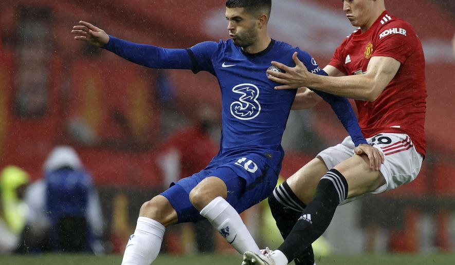 Chelsea&#39;s Christian Pulisic, left, duels for the ball with Manchester United&#39;s Scott McTominay during the English Premier League soccer match between Manchester United and Chelsea, at the Old Trafford stadium in Manchester, England, Saturday, Oct. 24, 2020. (Phil Noble/Pool via AP)