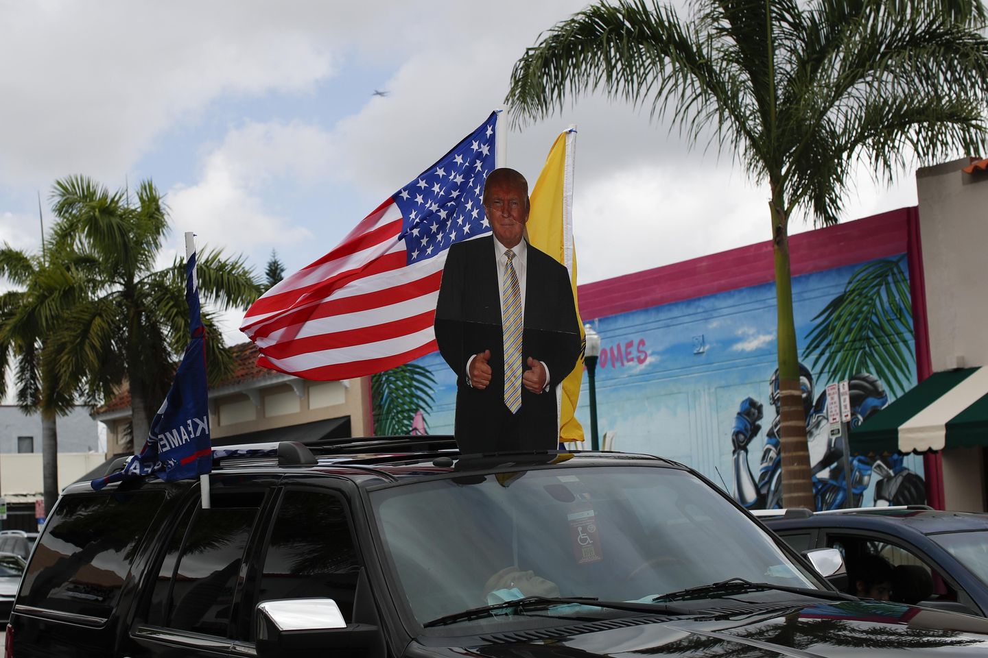 Confounding Democrats, Trump makes inroads with Latinos thumbnail