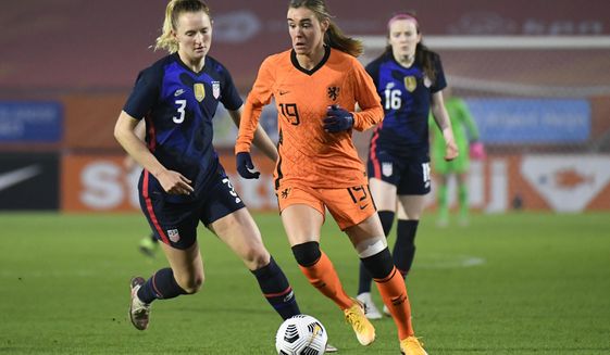 Netherlands&#39; Jill Roord, center, and United States&#39; Samantha Mewis, left, vie for the ball during the international friendly women&#39;s soccer match between The Netherlands and the US at the Rat Verlegh stadium in Breda, southern Netherlands, Friday Nov. 27, 2020. (Piroschka van de Wouw/Pool via AP)
