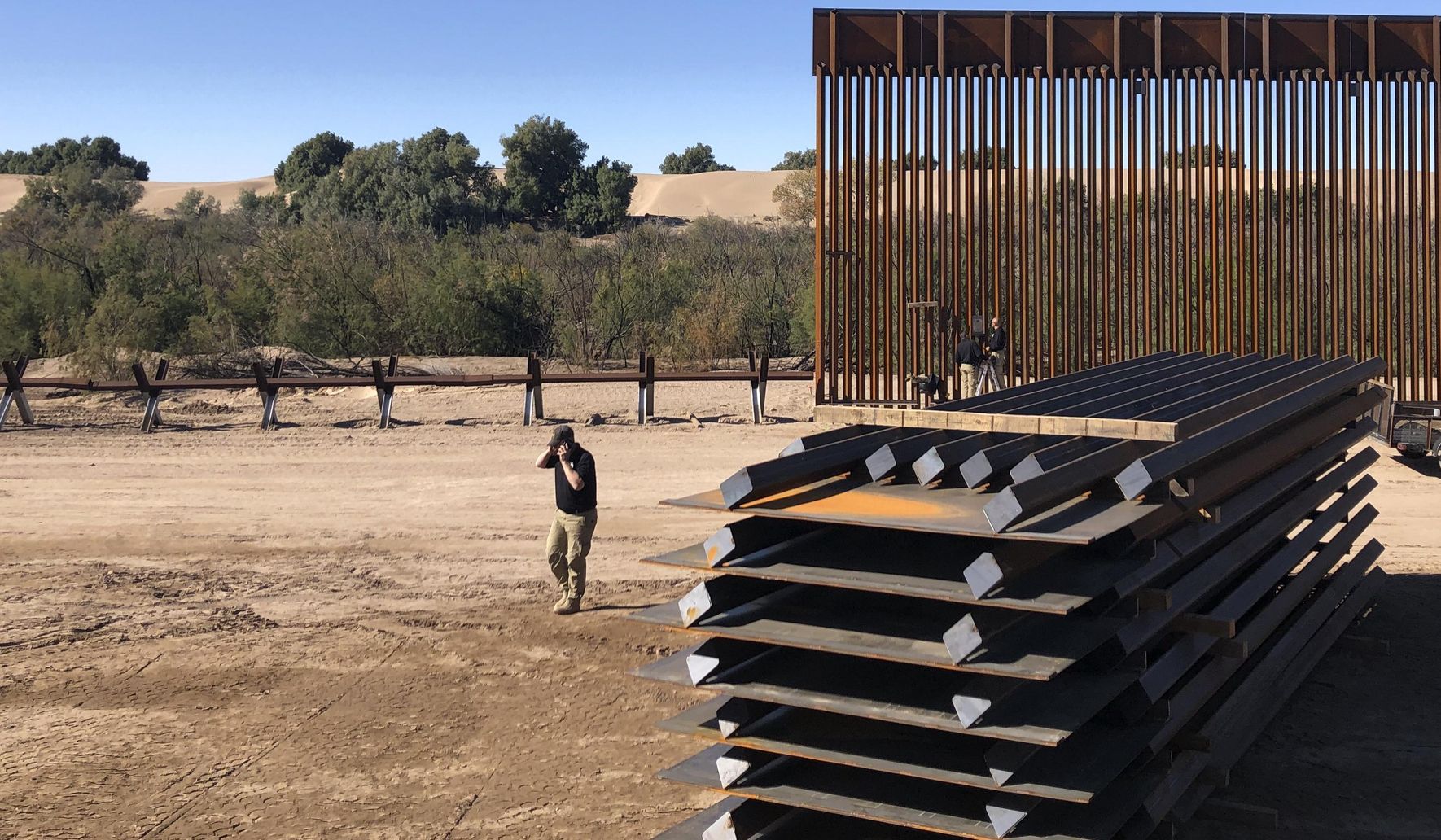 Build mile. Бордер на границе Мексики и США. Стена с Мексикой Трамп. Америка строит стену на границе с Мексикой. Строительство стены на границе с Мексикой.