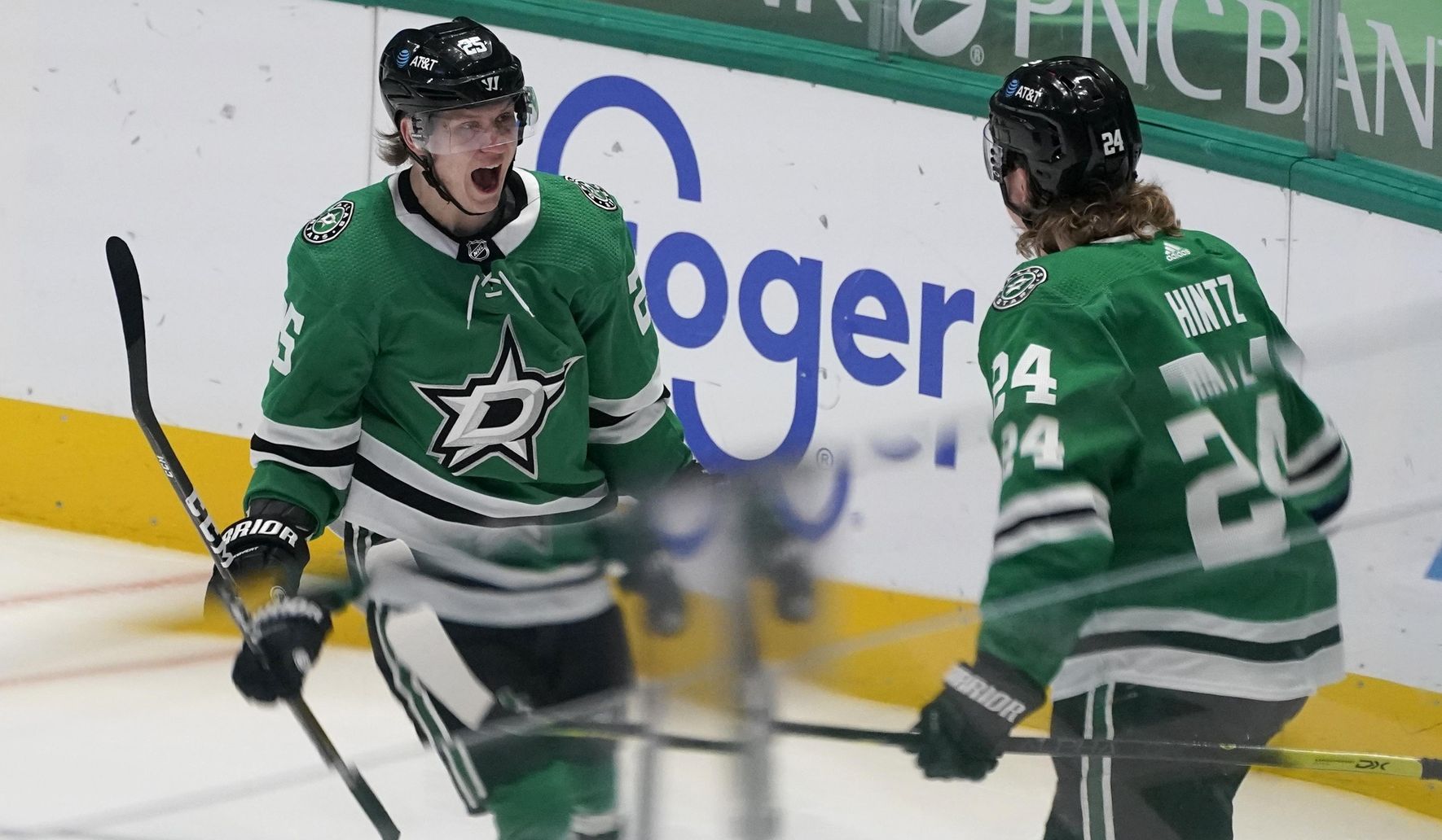 Stars score early and often to dominate Blackhawks 6-1