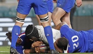 England&#39;s Maro Itoje, center, scores a try during the Six Nations rugby union match between England and France at Twickenham Stadium, London, Saturday, March 13, 2021. (AP Photo/Alastair Grant)