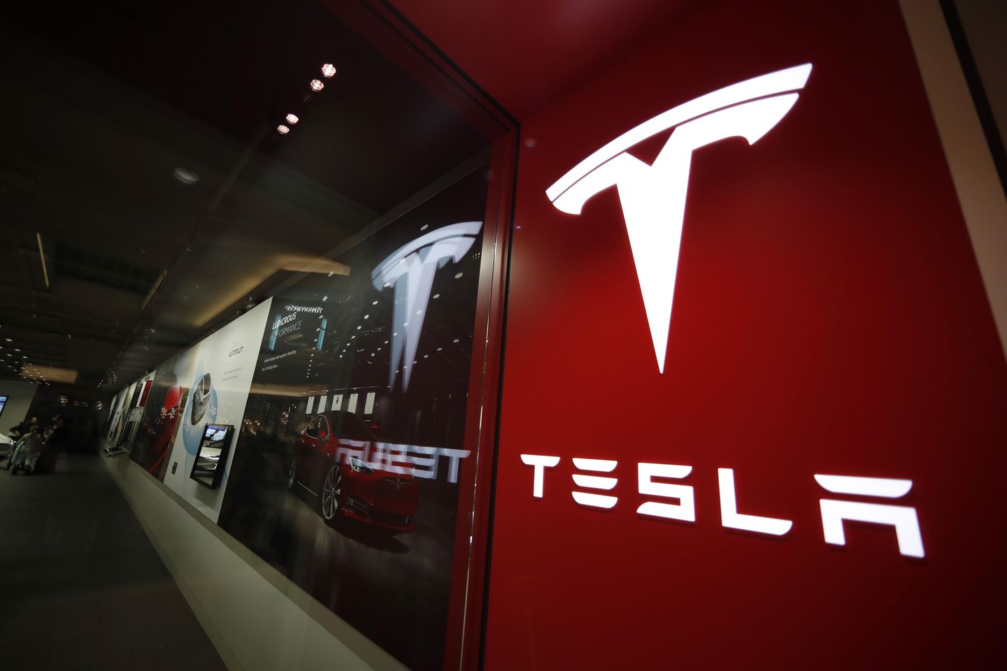 2 U.S. agencies send teams to probe Tesla crash with no driver